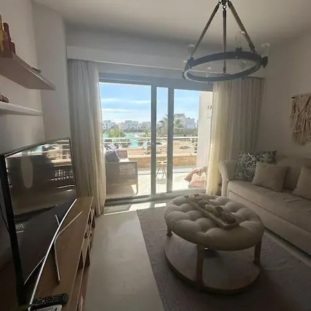 Lagoon-Front 2 Bedroom Swan Lake Gouna